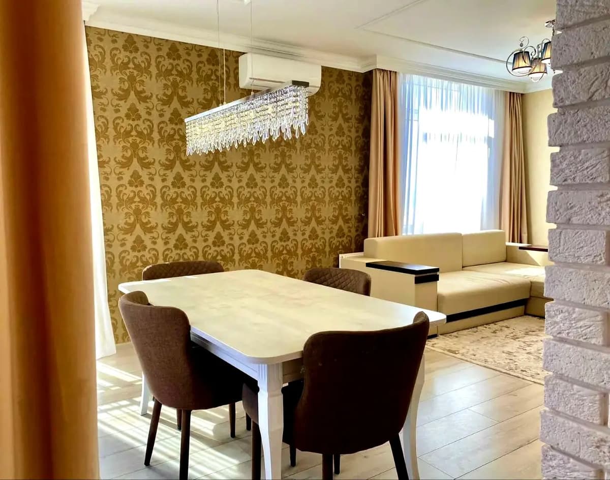 3-bedroom apartment in city